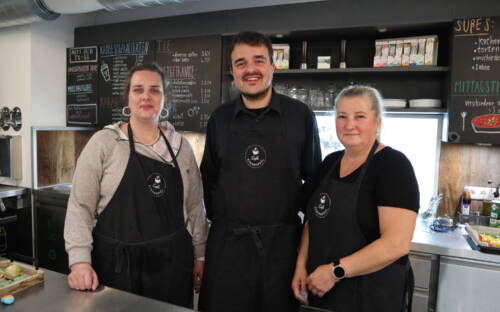 Das Team vom sozialen Café Rennkoppel in Heimfeld: Klientin Nora Geraedts (l.), Caféleiter Sebastian Arjomand und Gruppenleiterin Annette Oral /©Alina Fedorova