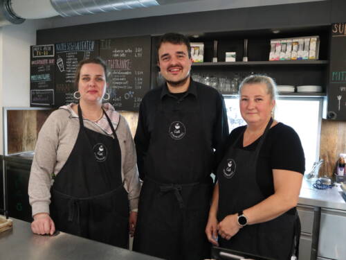 Das Team vom sozialen Café Rennkoppel in Heimfeld: Klientin Nora Geraedts (l.), Caféleiter Sebastian Arjomand und Gruppenleiterin Annette Oral /©Alina Fedorova