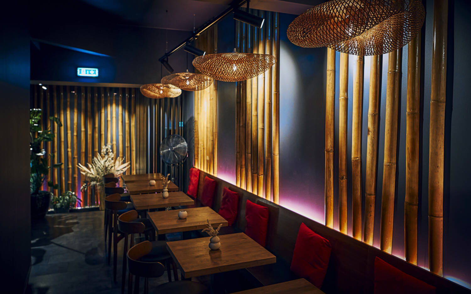 Der dunkel gestrichene, verwinkelte Gastraum neben dem Haus 73 verbreitet Ruhe und Gemütlichkeit / ©Marc Sill