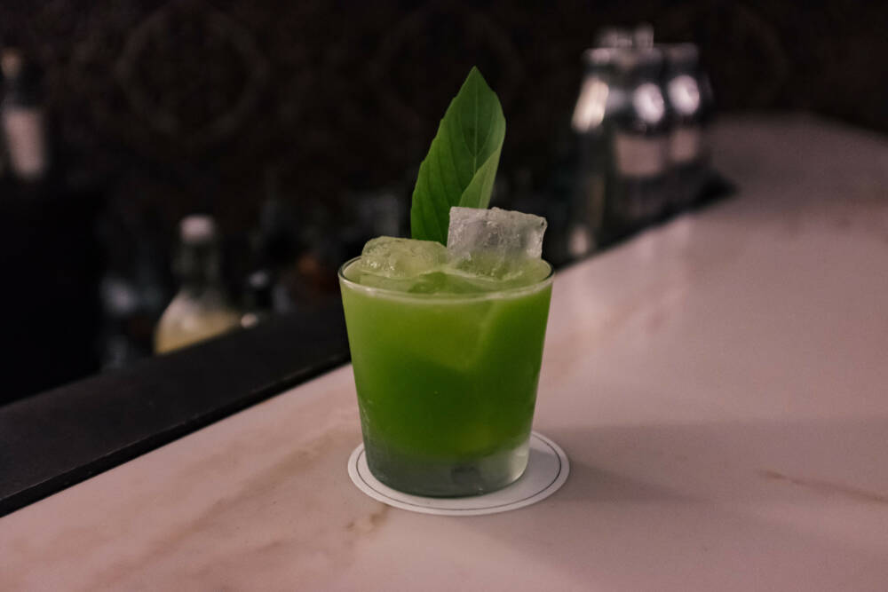 Der Gin-Basil-Smash im Le Lion ist ein Muss für Coktailliebhaber / ©Mediaserver Hamburg/James Davidson