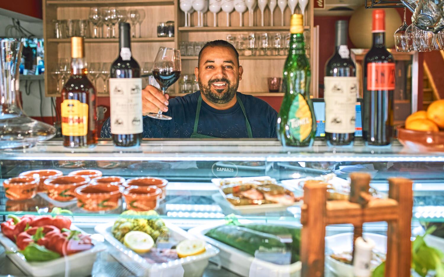 Der Wirt im Ma Maison begrüßt launig-freundlich / ©Marc Sill