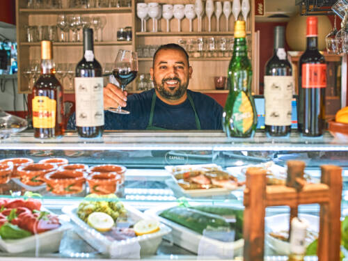 Der Wirt im Ma Maison begrüßt launig-freundlich / ©Marc Sill