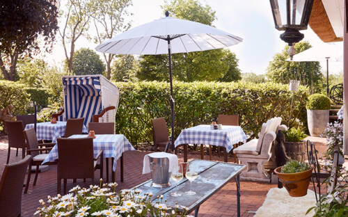 Die Außenterrasse mit anschließendem Garten sorgt für direkten Wohlfühlfaktor und Heimat-Feeling / ©Schönes Leben auf dem Lande