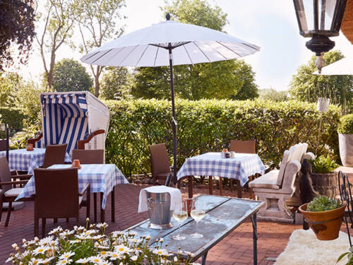 Die Außenterrasse mit anschließendem Garten sorgt für direkten Wohlfühlfaktor und Heimat-Feeling / ©Schönes Leben auf dem Lande