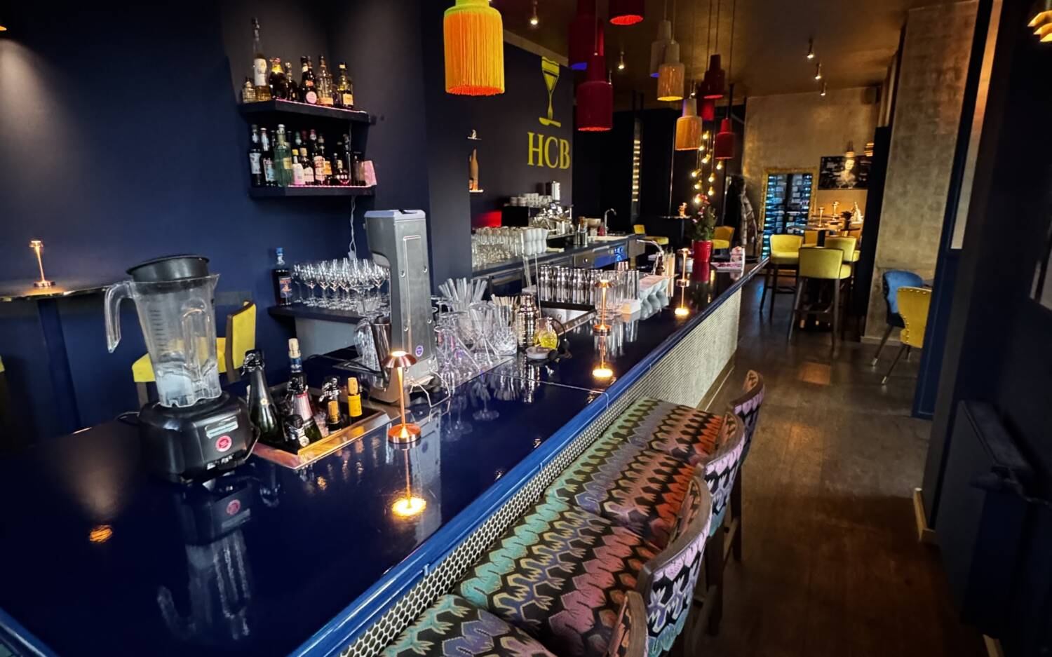 Die neue Hot Chocolate Bar in Winterhude bietet Plätze direkt am Tresen / ©Giovanni Massimo