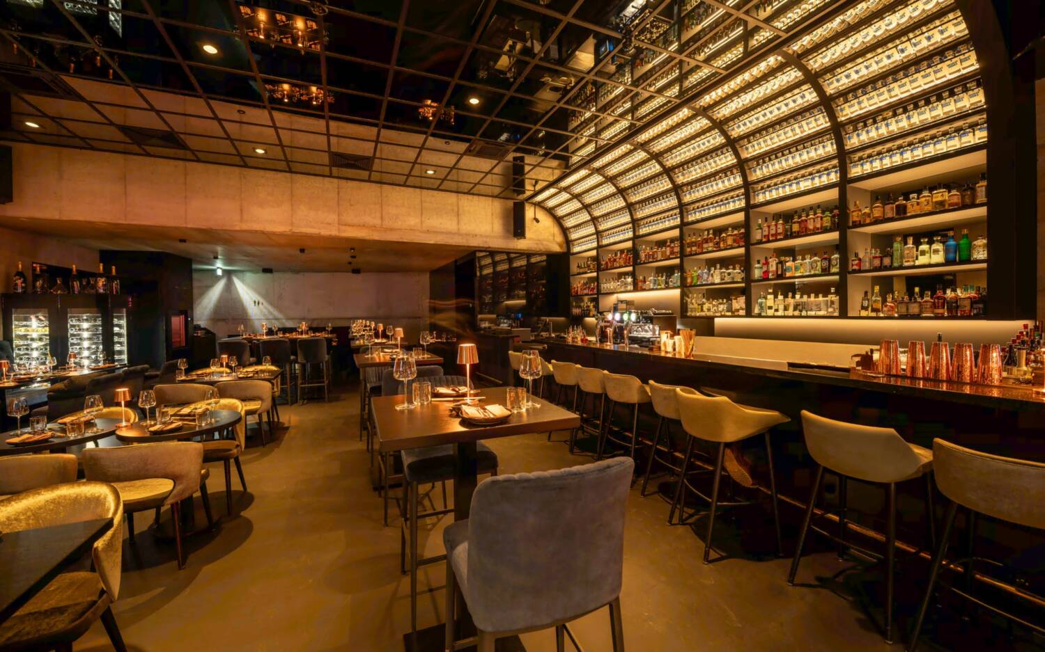 Die imposante Bar ist nur ein Grund, um das Nara auf St. Pauli zu besuchen / ©Kocial Agency