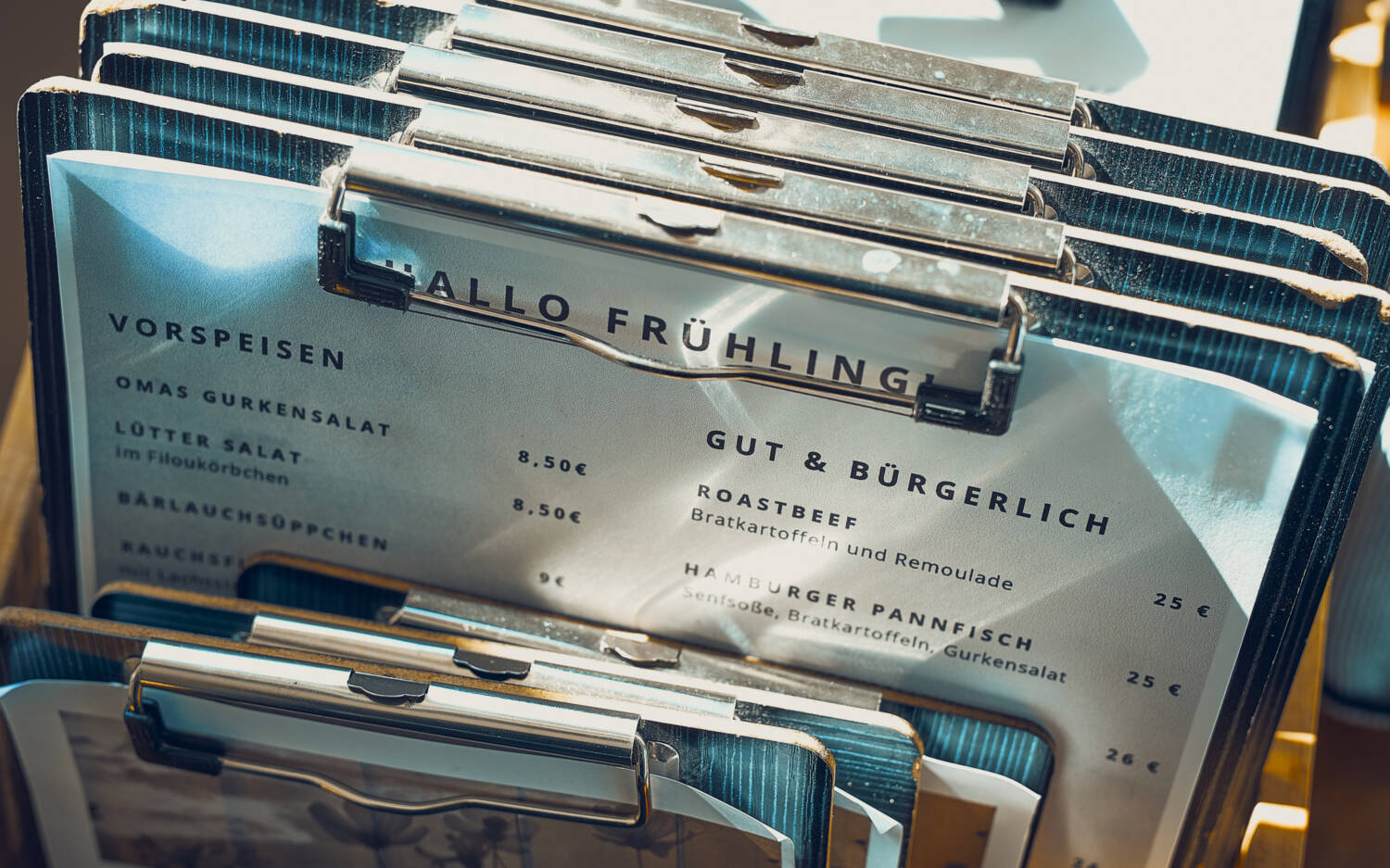 Die Karte in der Alten Rader Schule wandelt sich mit den Jahreszeiten. Omas Gurkensalat gibt es zum Glück immer / ©Marc Sill