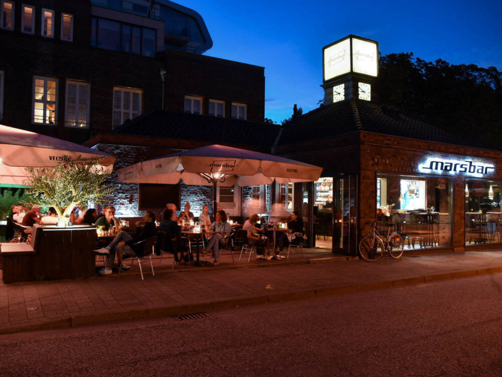 Die Marsbar im ehemaligen Pförtnerhaus punktet im Sommer mit einer tollen Terrasse / ©Quelle: facebook.com/marsbarhamburg
