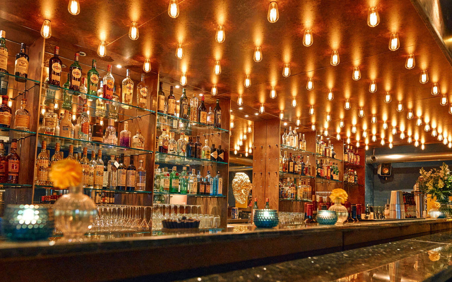 Eleganter Industrial-Charme,  offene Küche mit Blick auf den Tonofen: Das Farina Meets Mehl beeindruckt auch mit Ambiente / ©Marc Sill