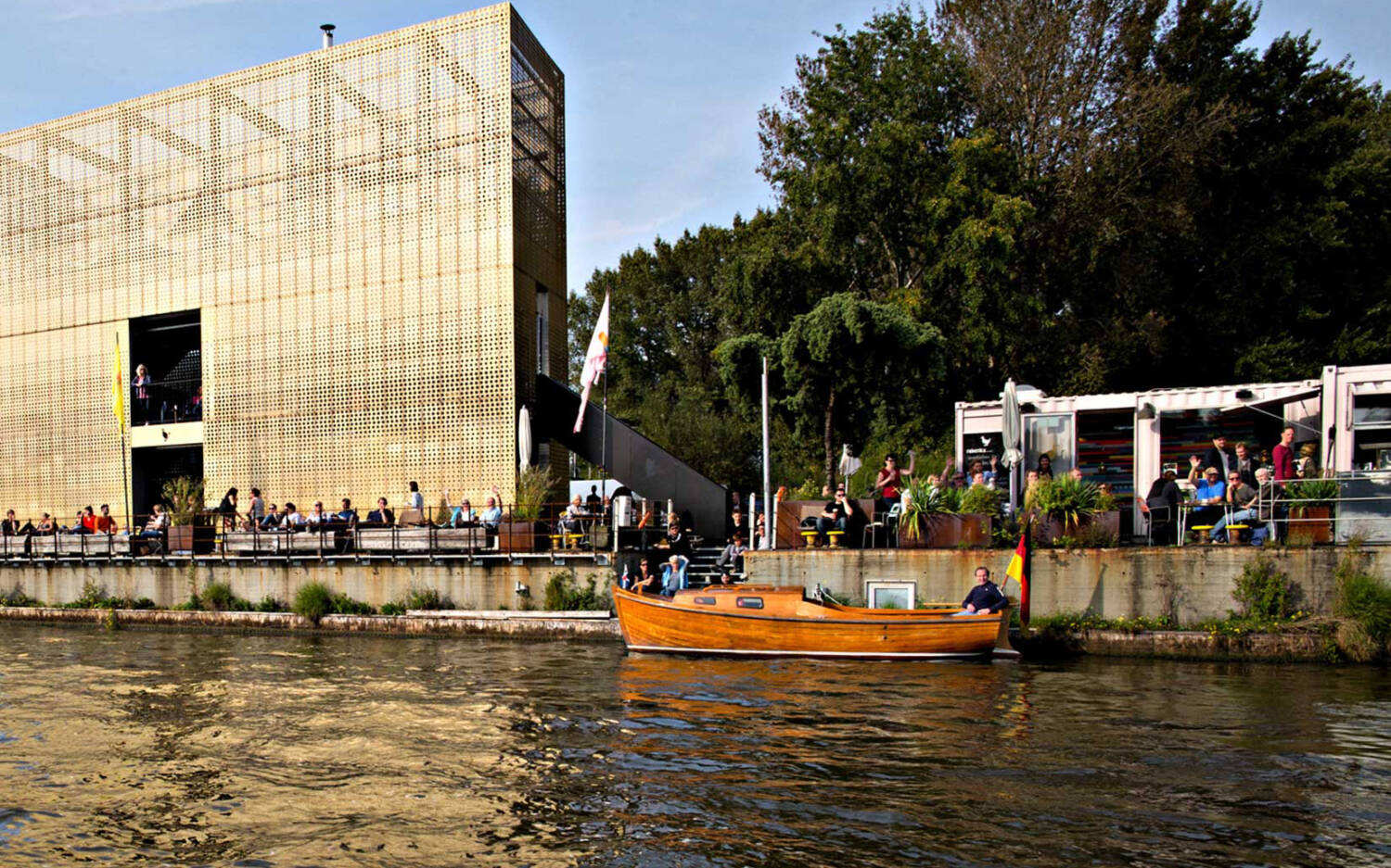 Entenwerder1 ist das etwas andere Cafés am Wasser: Hier hat man den perfekten Blick auf den Sonnenuntergang / © Entenwerder 1 