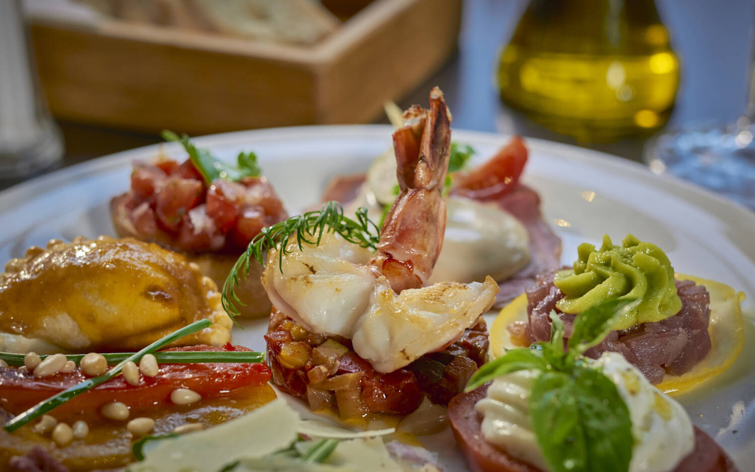 Gelernter Hotelfachmann, Koch und Betreiber Renzo Ferrario verwöhnte seine Gäste mit feiner italienischer Küche / © Marc Sill