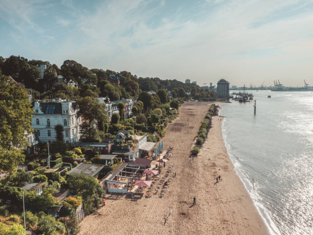 Hamburger Cafés am Wasser gibt es wie Sand am Meer. Bei einigen hat man den Sand direkt zu Füßen, wie bei der Strandperle / ©Alex Bunge