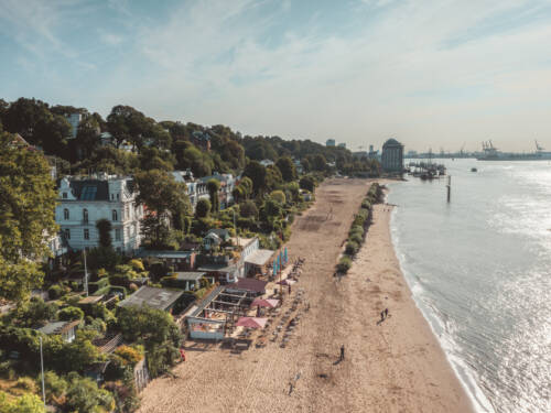 Hamburger Cafés am Wasser gibt es wie Sand am Meer. Bei einigen hat man den Sand direkt zu Füßen, wie bei der Strandperle / ©Alex Bunge