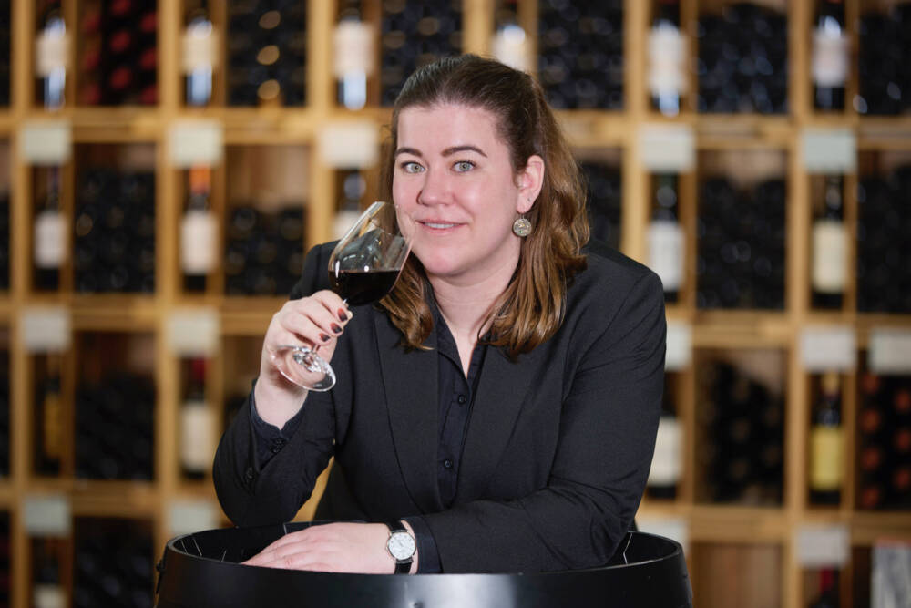 Hanna Lühr ist seit 2022 bei Mövenpick und seit Februar 2024 Filialleiterin im Mövenpick Weinkeller in Sasel / ©Mövenpick