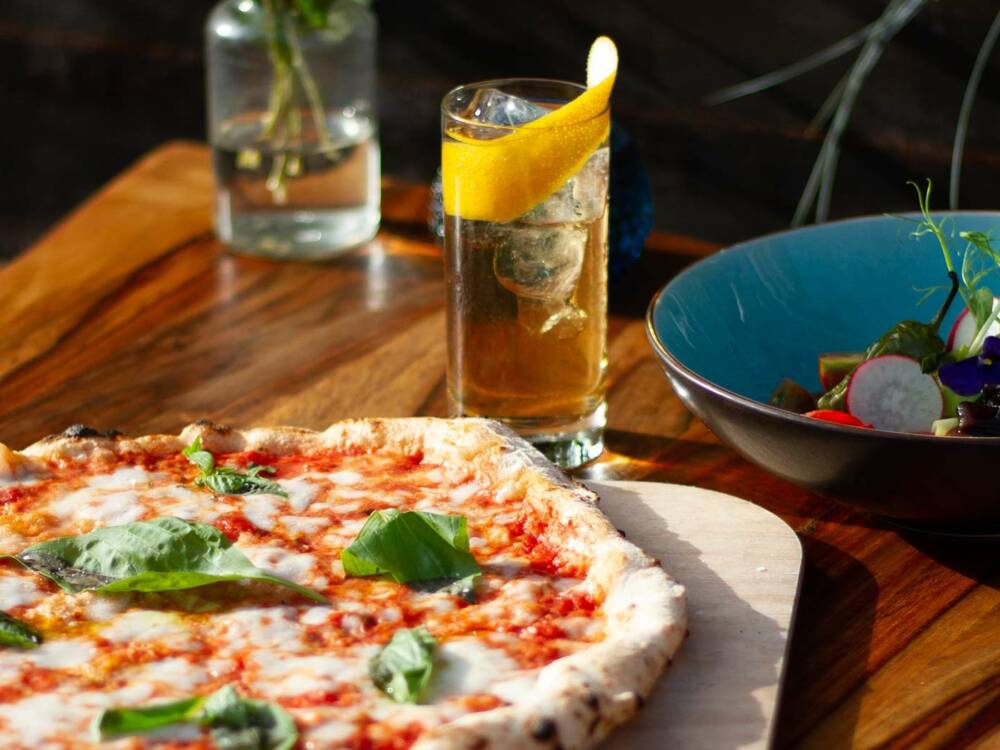 Hier dreht sich alles um die Pizza: Neben ein paar Vorspeisen und Beilagensalaten steht nichts anderes auf der Karte / ©Johanna Zobel