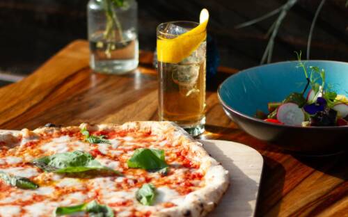 Hier dreht sich alles um die Pizza: Neben ein paar Vorspeisen und Beilagensalaten steht nichts anderes auf der Karte / ©Johanna Zobel