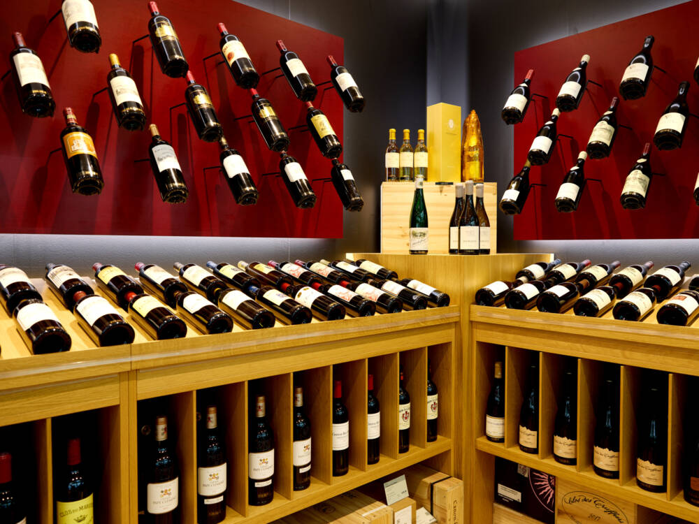 In den Mövenpick Weinhandlungen stehen circa 1200 verschiedene Weine zur Auswahl. Darunter auch Raritätenweine /©Mövenpick