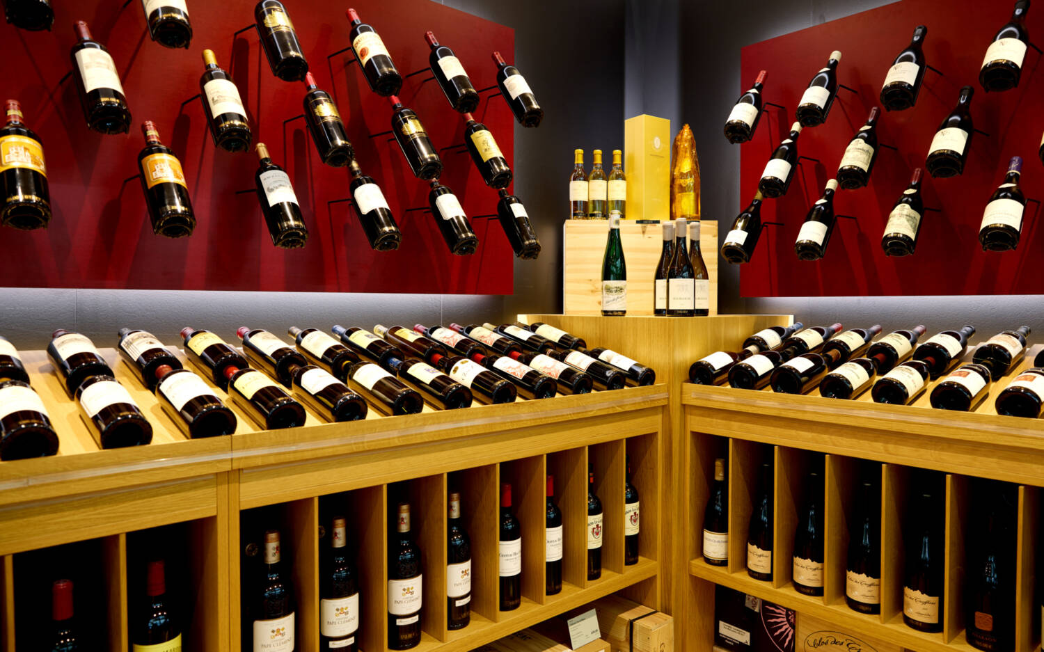 In den Mövenpick Weinhandlungen stehen circa 1200 verschiedene Weine zur Auswahl. Darunter auch Raritätenweine /©Mövenpick