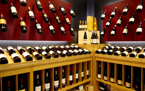 In den Mövenpick Weinhandlungen stehen circa 1200 verschiedene Weine zur Auswahl. Darunter auch Raritätenweine /©Mövenpick