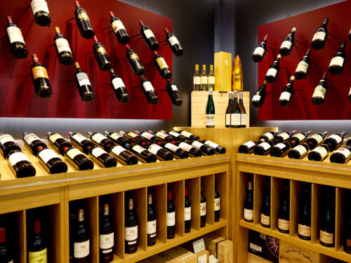 In den Mövenpick Weinhandlungen stehen circa 1200 verschiedene Weine zur Auswahl. Darunter auch Raritätenweine /©Mövenpick
