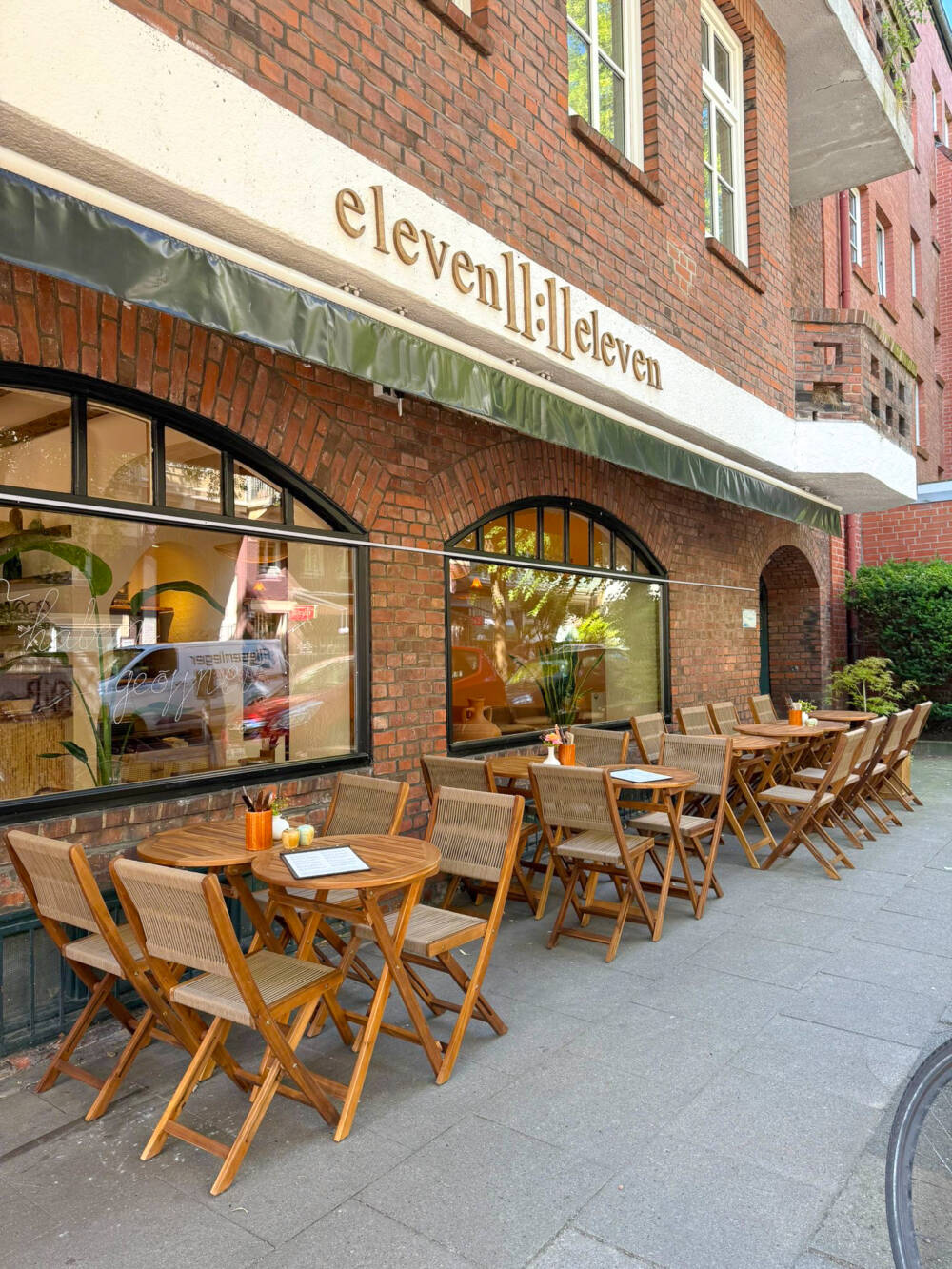 In den Sommermonaten sitzt man im Außenbereich des Eleven:Eleven umringt von den Eppendorfer Altbauten / ©ChiChi Agency