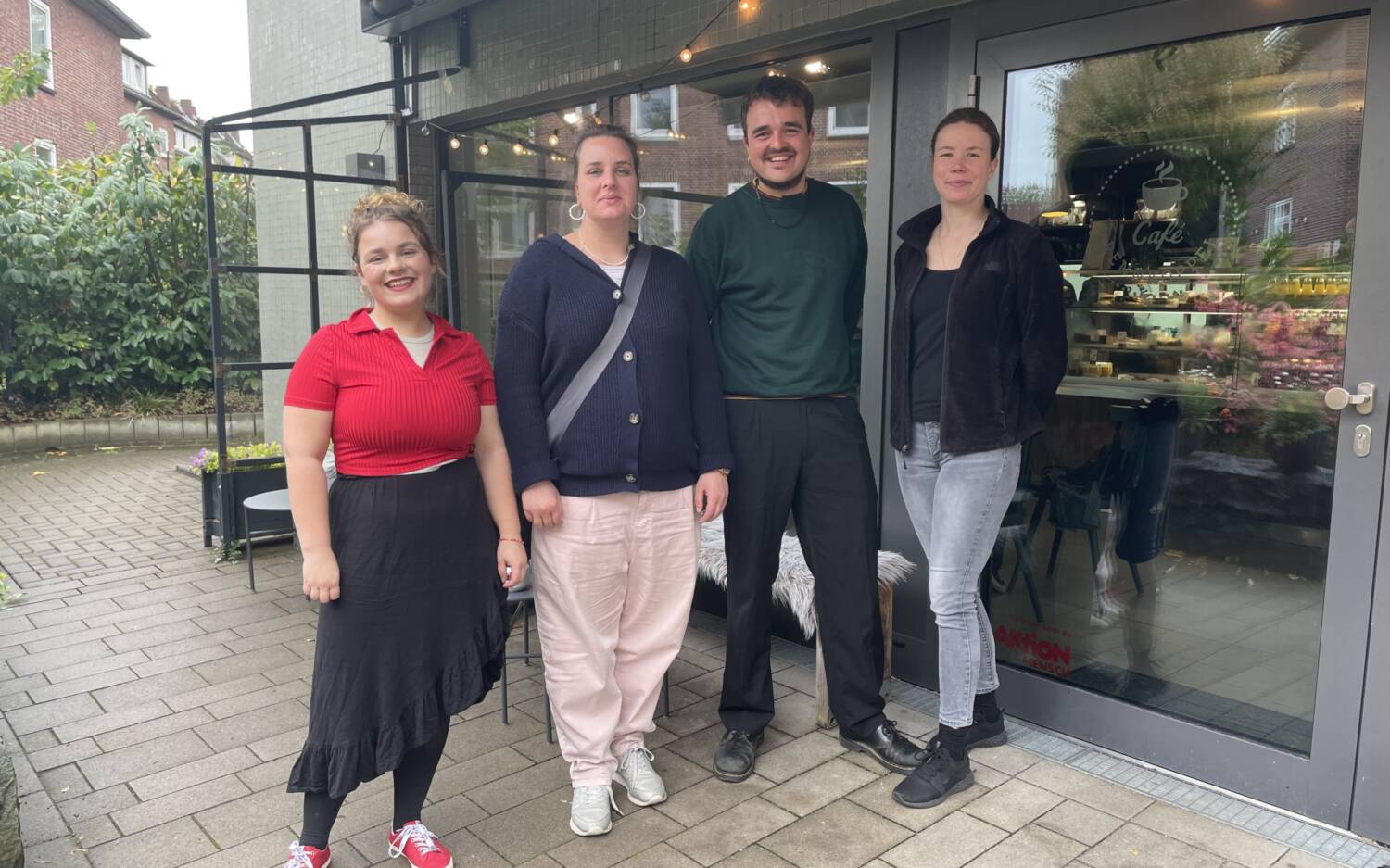 Inklusionsbegleiterin Lilly Zimmermann (l.), die Klientinnen Nora Geraedts (m.)  und Anouk-Meijer (r.) und Caféleiter Sebastian Arjomand /©Alina Fedorova