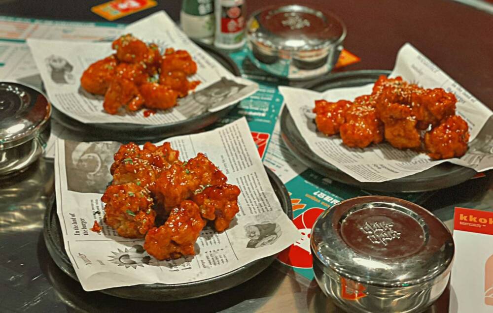 Korean Fried Chicken Combo aus frittiertem Blumenkohl und Tofu /  ©Kkokki Loves Vegan