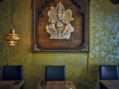 Mit den großen Fenstern und der Deko wirkt der Gastraum im Ashirwad gemütlich und einladend / ©Marc Sill