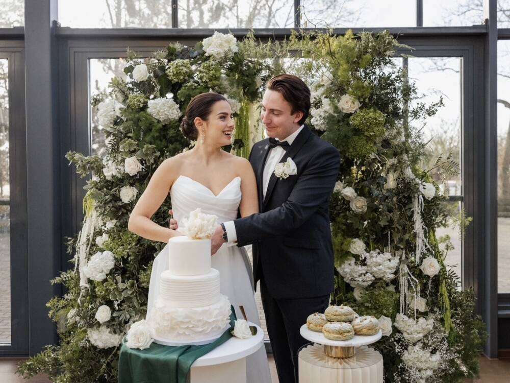 Nach einem alten Brauch hat die Person „Die Hosen in der Beziehung an“, die beim Hochzeitstorten anschnitt die Hand in Top hat (©Aurora Design Torten)