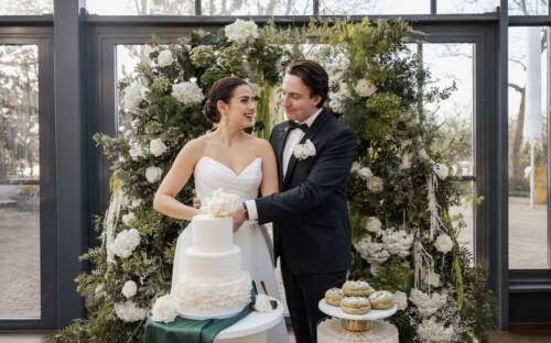 Nach einem alten Brauch hat die Person „Die Hosen in der Beziehung an“, die beim Hochzeitstorten anschnitt die Hand in Top hat (©Aurora Design Torten)