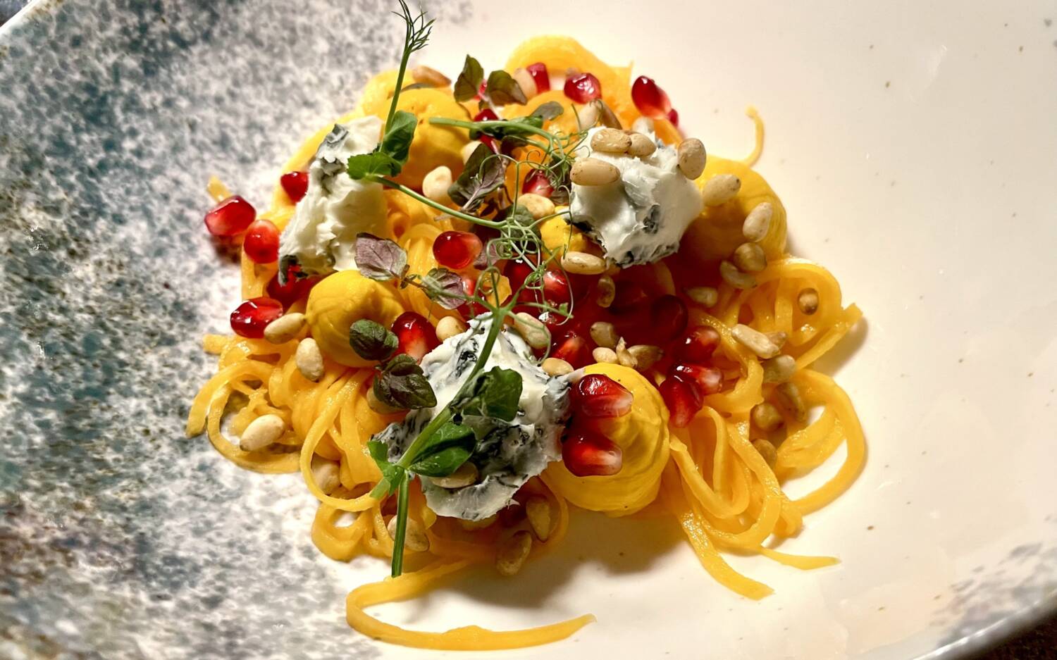 Neckisch-pikant: Karottenspaghetti mit Gorgonzola, Pinien- und Granatapfelkernen. Und vor allem kreativ! / ©Peter Wagner/foodbild