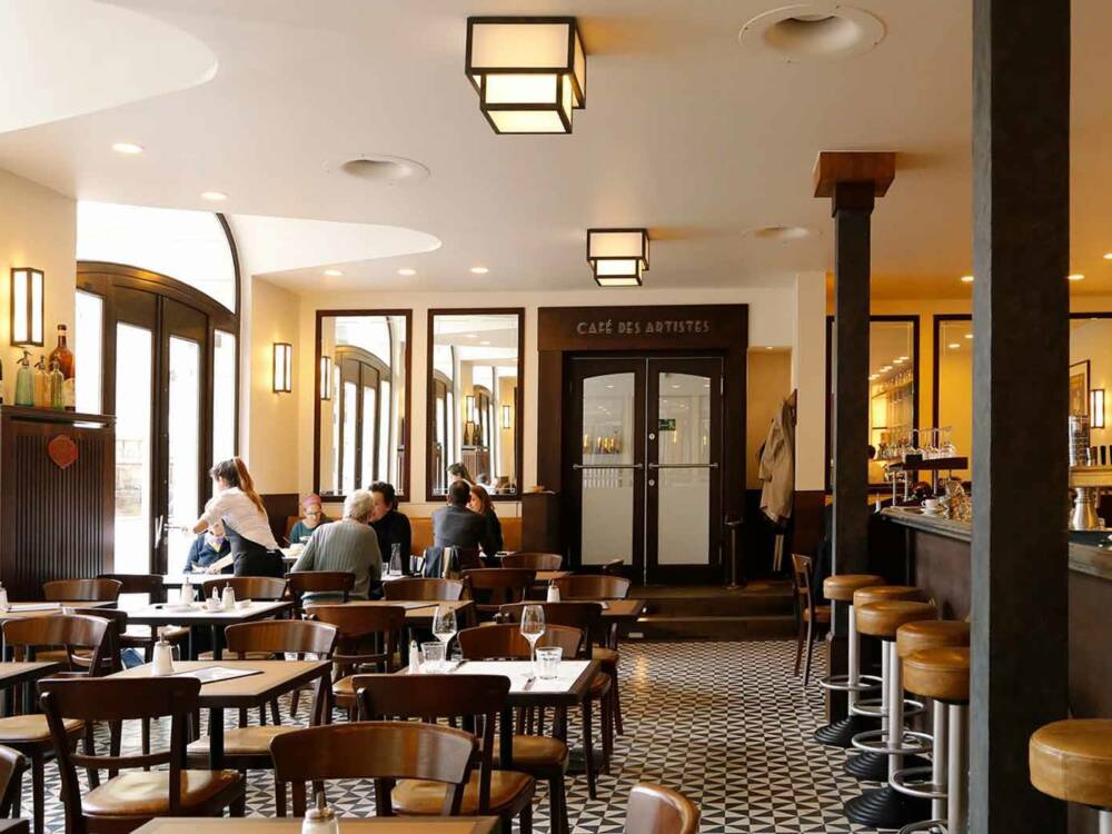 Optisch noch ein französisches Bistro, in der Küche italienisch: Das Cafe des Artistes hat dieses Jahr einiges umgestellt / ©Sven Gordon Williams 