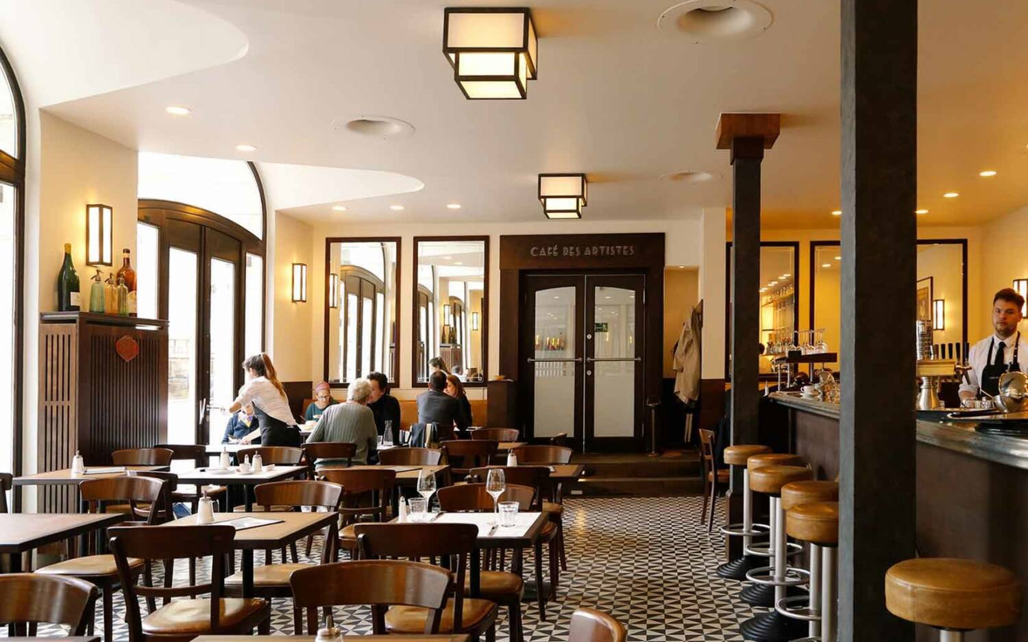 Optisch noch ein französisches Bistro, in der Küche italienisch: Das Cafe des Artistes hat dieses Jahr einiges umgestellt / ©Sven Gordon Williams 