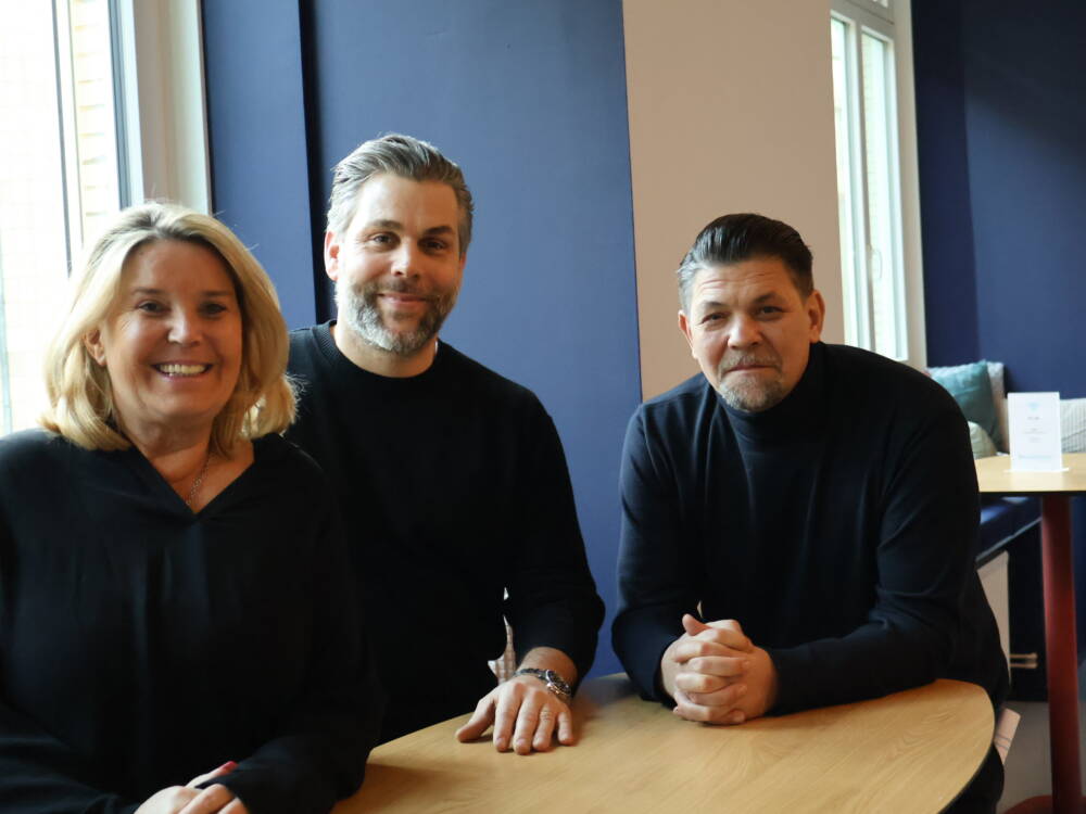 Tanya Kumst, Hannes Schröder und Tim Mälzer sprechen in der ersten Folge 2026 unter anderem über den Alsterpavillon / ©Alice von der Laden
