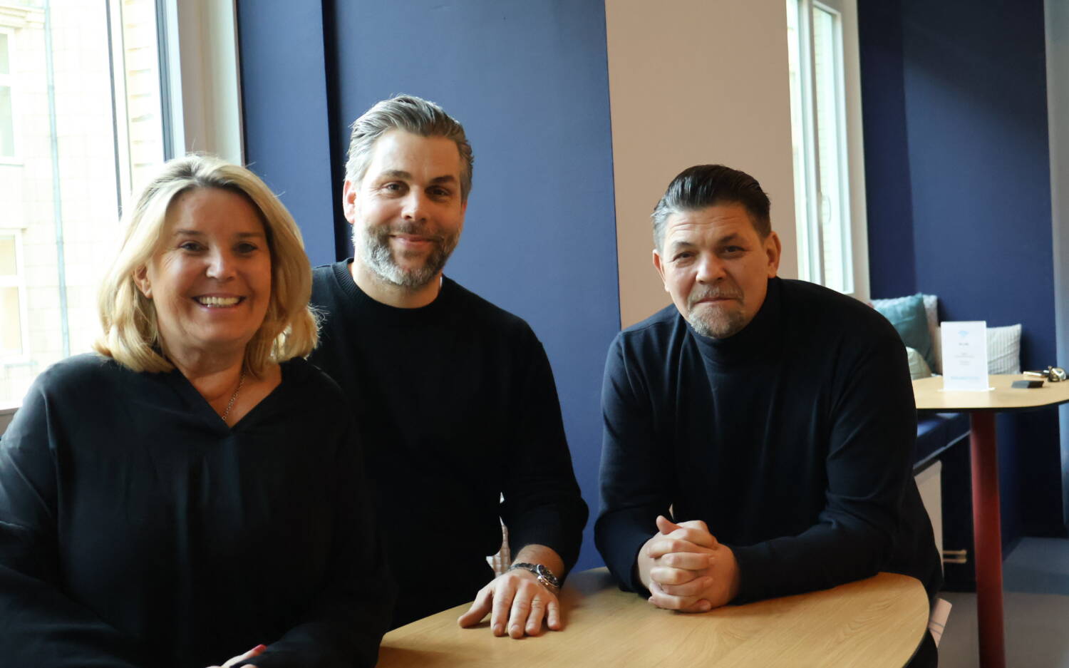 Tanya Kumst, Hannes Schröder und Tim Mälzer sprechen in der ersten Folge 2026 unter anderem über den Alsterpavillon / ©Alice von der Laden
