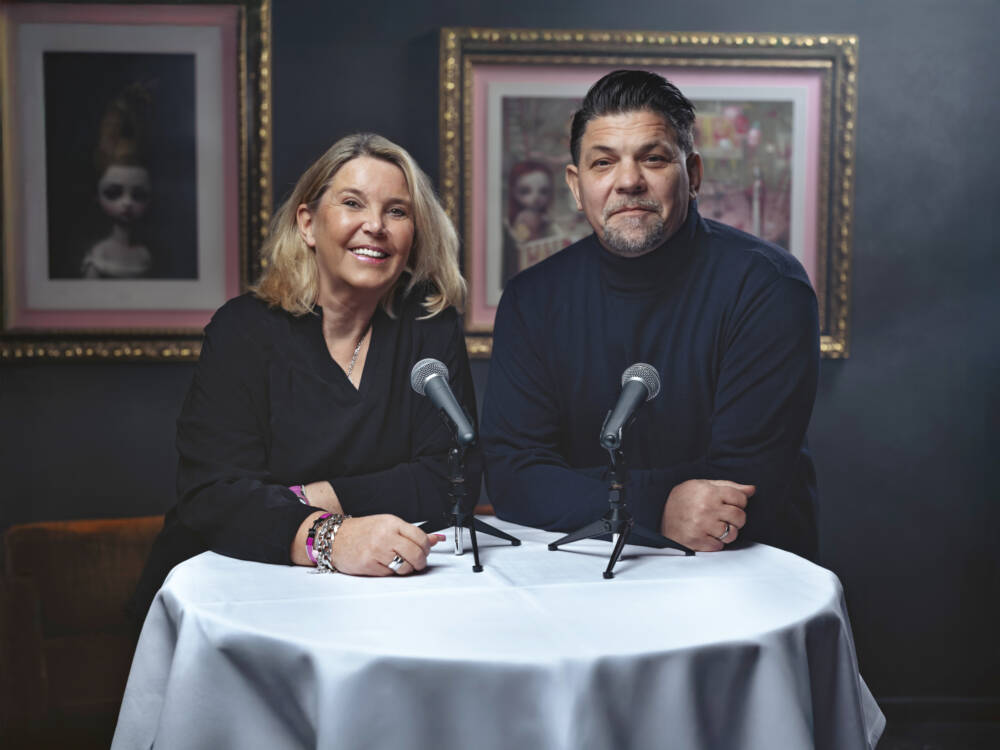 Tanya Kumst und Tim Mälzer stehen gemeinsam für den Podcast „Einmal ALLES, bitte!“ am Mikro / ©Christian Barz