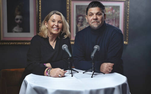 Tanya Kumst und Tim Mälzer stehen gemeinsam für den Podcast „Einmal ALLES, bitte!“ am Mikro / ©Christian Barz