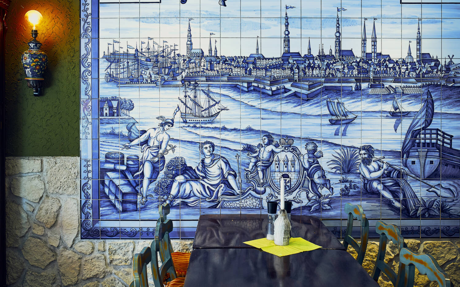 Tolle Wanddekorationen runden das Ambiente im O Farol ab /©Marc Sill