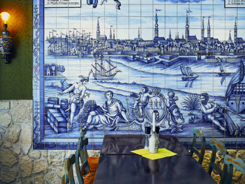 Tolle Wanddekorationen runden das Ambiente im O Farol ab /©Marc Sill