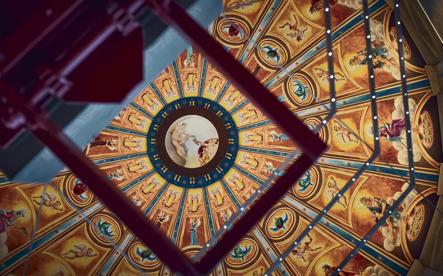 Um aus dem ehemaligen Silo ein Restaurant zu machen, wurden aufwendige Arbeiten vorgenommen. Unter anderem die Deckenmalereien über der Bar / ©Marc Sill