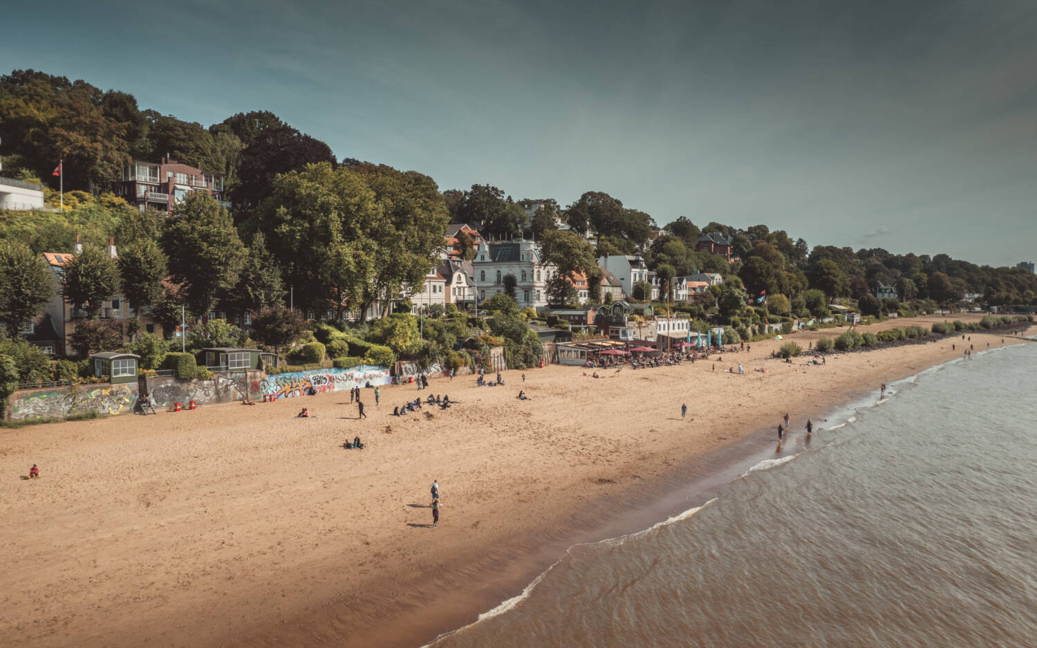 Während Containerriesen vorbei tuckern, sitzt man auf der Sonnenterrasse und kann in aller Ruhe Kaffee schlürfen / ©Alex Bunge