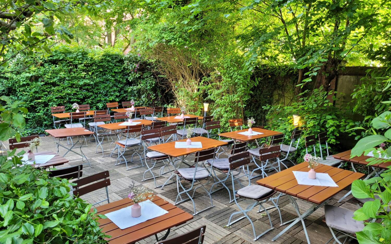 Wie im Biergarten: Das Rudolph ist eine kleine, sehr gemütliche Dependance Bayerns. Mitten in Blankenese / ©Frank Nerlich