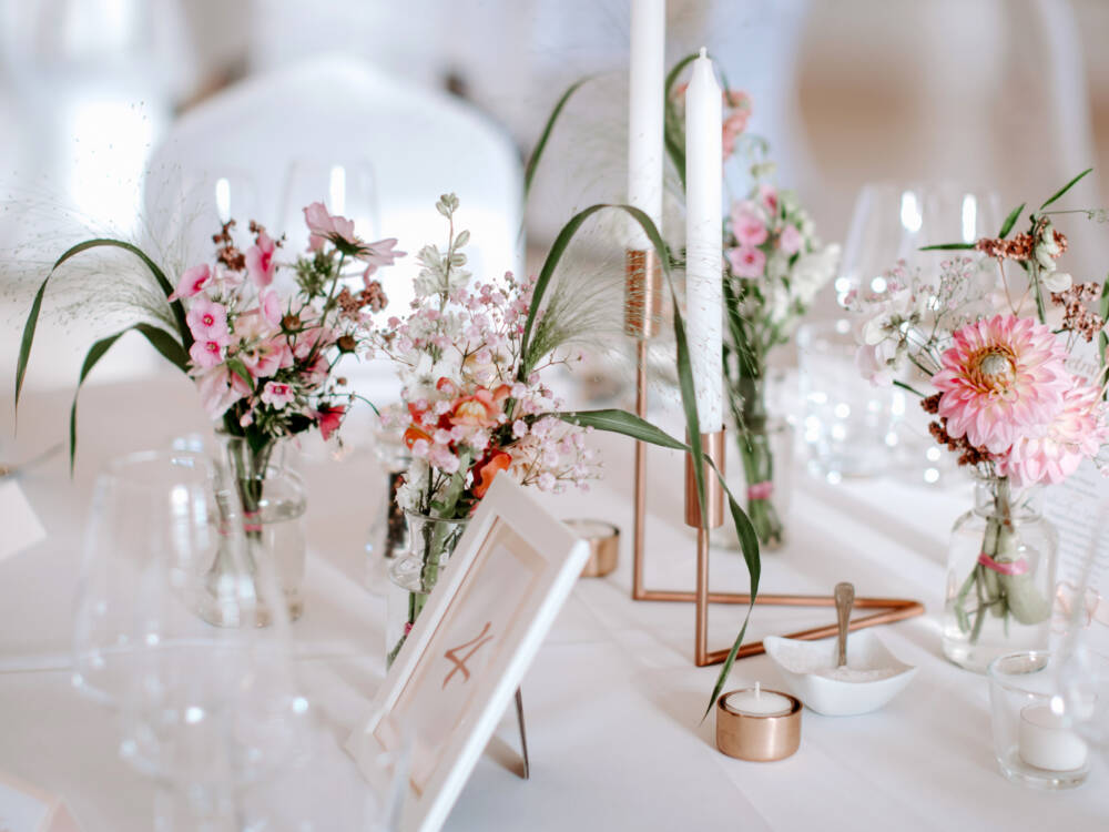 Zu einer schönen Hochzeit gehört in meisten Fällen auch ein besonderes Blumenarrangement. Wir dieses Tischgedeck des Floristen „Das kleine Grüne“ (©daskleinegrüne)