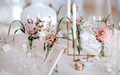 Zu einer schönen Hochzeit gehört in meisten Fällen auch ein besonderes Blumenarrangement. Wir dieses Tischgedeck des Floristen „Das kleine Grüne“ (©daskleinegrüne)