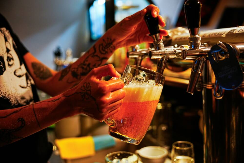 Als selbst organisierter Verein müssen alle Gänge-Bewohner:innen mal eine Schicht hinterm Tresen übernehmen / ©Unsplash/Pakko Kabbana