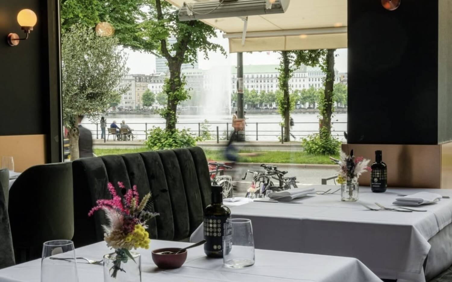 Auch das Ambiente überzeugt: hier speisen Gäste bei schickem Ambiente und Alsterblick / ©Fratelli