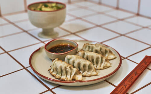 Auch Dumplings stehen auf der Karte, dazu ein köstlicher Chili-Dip / ©Marc Sill