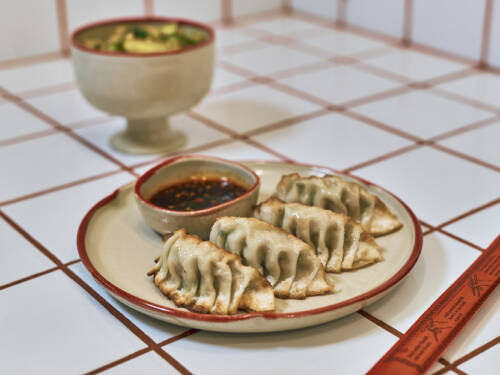 Auch Dumplings stehen auf der Karte, dazu ein köstlicher Chili-Dip / ©Marc Sill