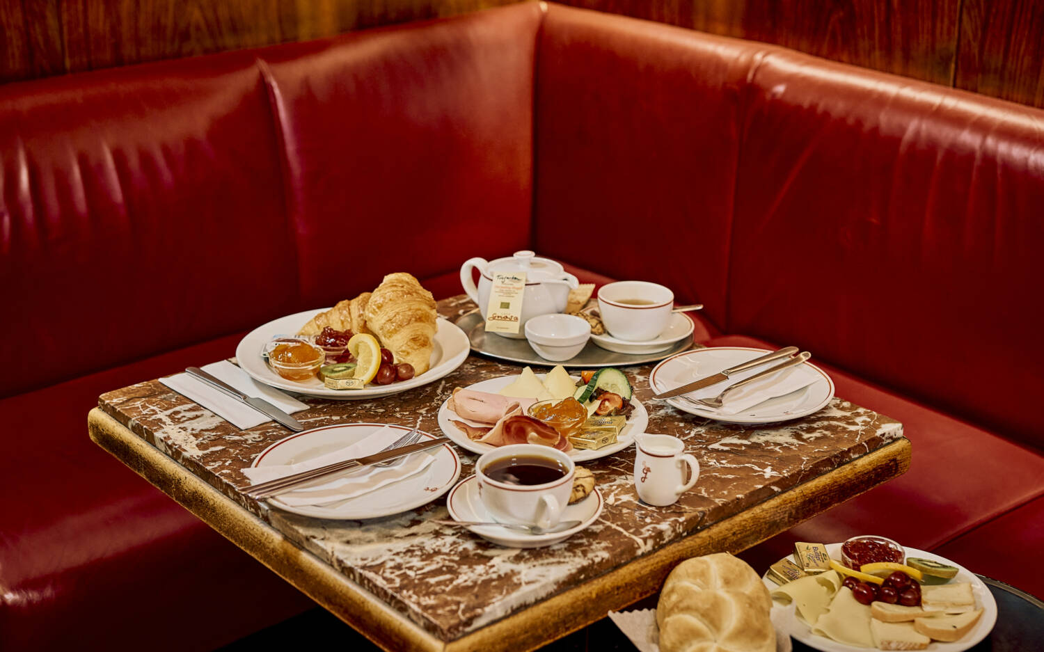 Auf den roten Lederpolsterbänken im Café Gnosa kann man sich in aller Gemütlichkeit durch einen Brunch schlemmen / ©Marc Sill
