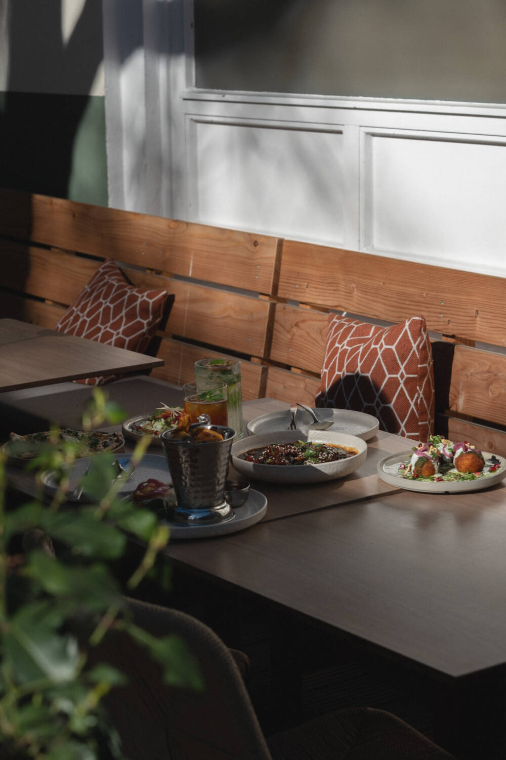 Auf der Terrasse des Authentikka in WInterhude gibt es lauschige Plätze in der Sonne / ©Whatforthat